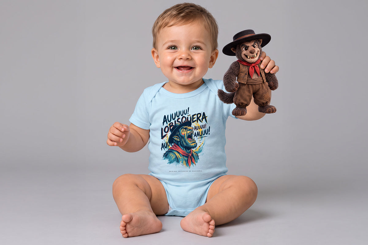 Bebê usando body azul O Uivo do Lobisqüera e segurando o personagem