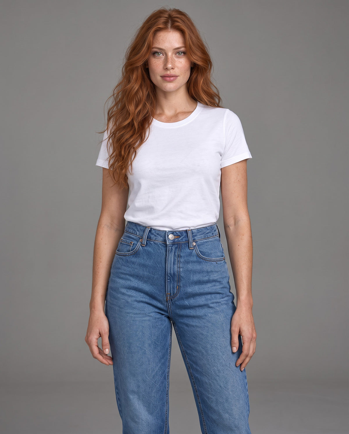 Mulher vestindo a Camiseta Básica de Algodão Peruano na cor branca, modelagem feminina, com calça jeans