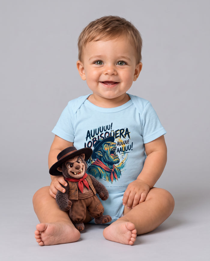 Bebê sentado e sorrindo com o Body O Uivo do Lobisqüera na cor azul bebê, ao lado de um boneco do lobisomem de chapéu e lenço vermelho