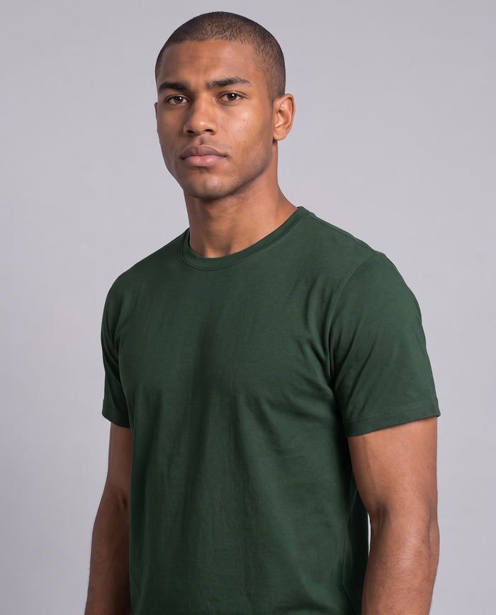 Homem vestindo a Camiseta Básica Gaucheria lisa na cor verde, modelagem masculina