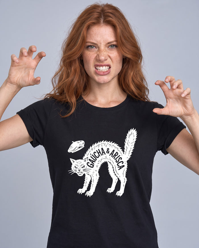 Mulher ruiva fazendo garras com as mãos, vestindo a camiseta Gaúcha & Arisca, modelagem feminina, na cor preta