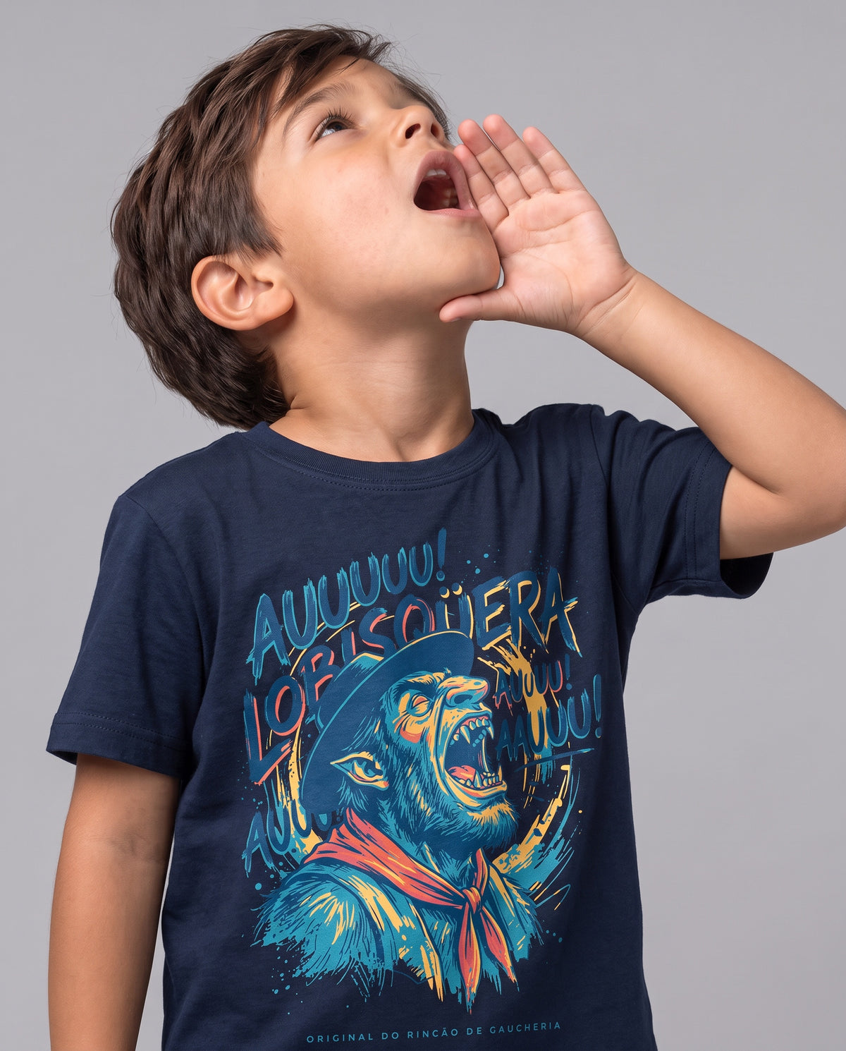 Menino uivando com a mão na boca, vestindo a Camiseta O Uivo do Lobisqüera infantil na cor marinho, com a estampa do lobisomem de chapéu e lenço