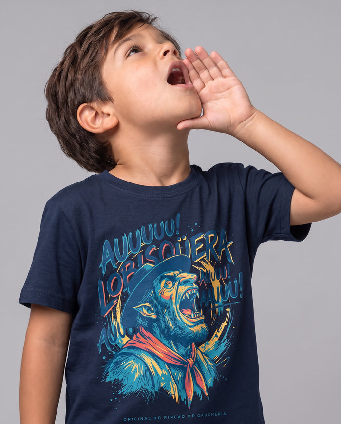 Menino uivando com a mão na boca, vestindo a Camiseta O Uivo do Lobisqüera infantil na cor marinho, com a estampa do lobisomem de chapéu e lenço