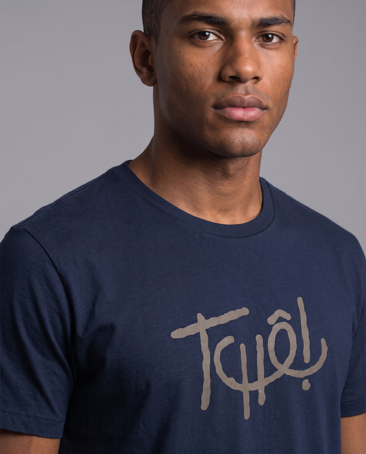 Homem vestindo a camiseta Tchê! Clássico, modelagem masculina, na cor marinho