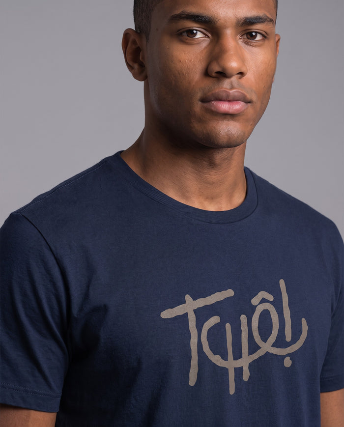 Homem vestindo a camiseta Tchê! Clássico, modelagem masculina, na cor marinho