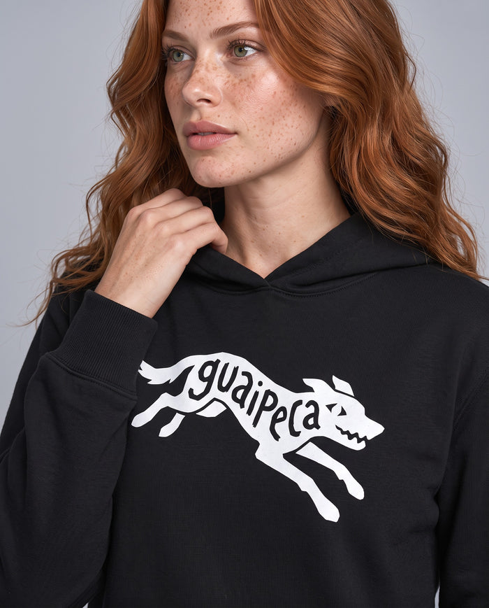 Mulher ruiva vestindo o Hoodie Guaipeca da linha Marca de Fala na cor preta