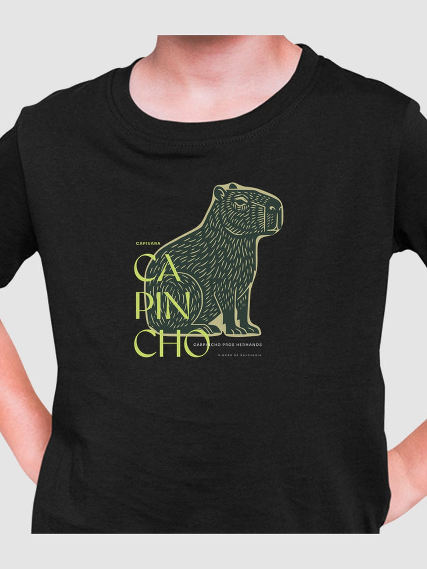 Criança vestindo a Camiseta Capincho infantil, com a estampa do capincho