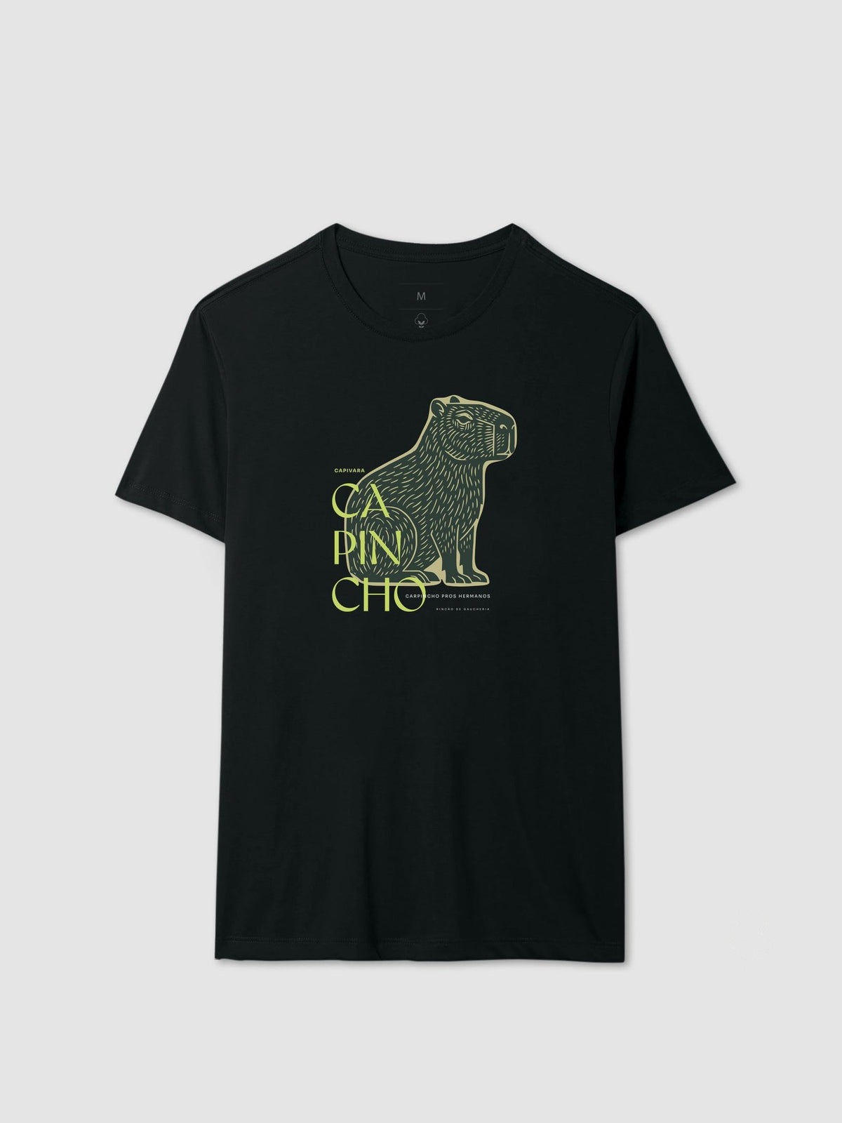 Camiseta preta com a estampa do capincho, modelagem masculina, em algodão peruano