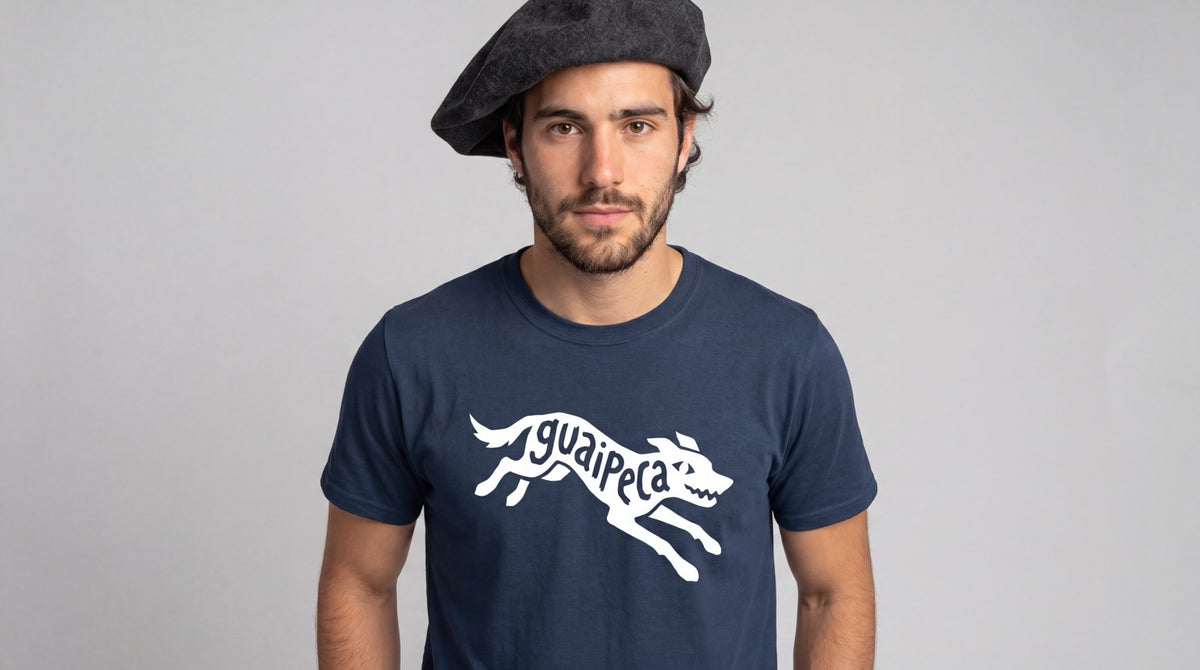 Modelo usando camiseta Gaucheria com estampa Guaipêca