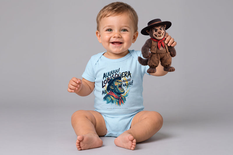 Bebê usando body azul O Uivo do Lobisqüera e segurando o personagem