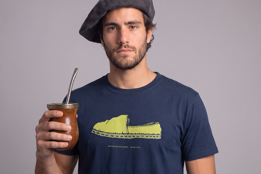 Homem usando camiseta Alpargata da Gaucheria com mate e boina