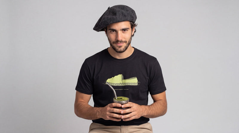 Linha Clássicas Gaucheria com camiseta da estampa Alpargata, criada na origem do projeto em 2013