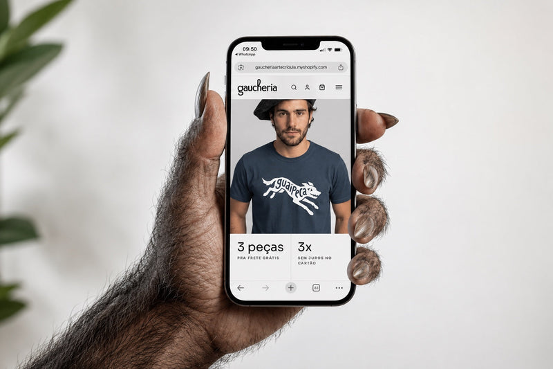 Mão do Lobisquera segurando um celular com o novo site da Gaucheria