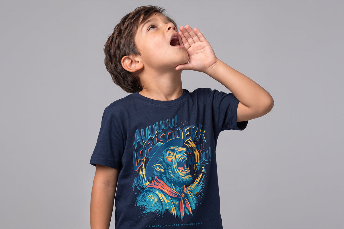 Menino usando camiseta infantil O Uivo do Lobisqüera da Gaucheria