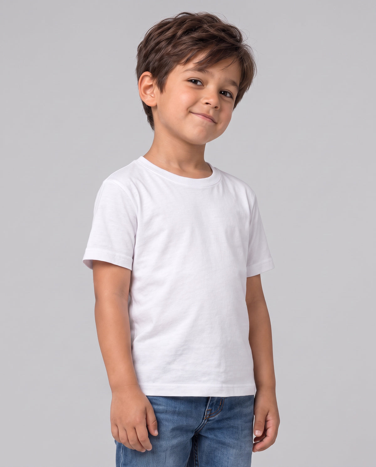 Menino vestindo a Camiseta Básica Infantil Gaucheria branca, lisa, em algodão, com calça jeans