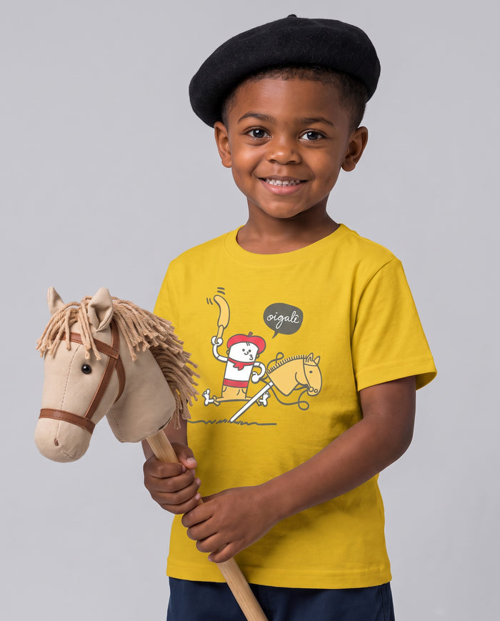 Menino de boina segurando um cavalinho de pau, vestindo a camiseta infantil Cavalinho de Pau na cor amarelo