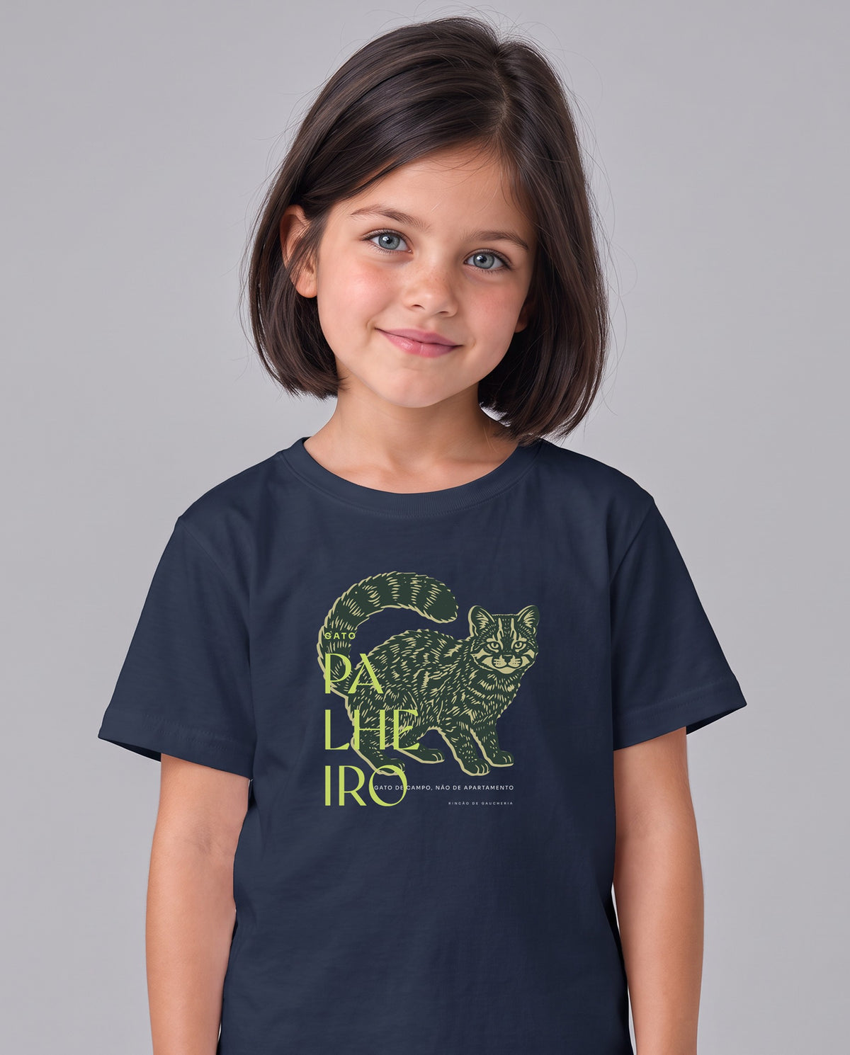 Menina vestindo a camiseta infantil Gato-palheiro na cor marinho