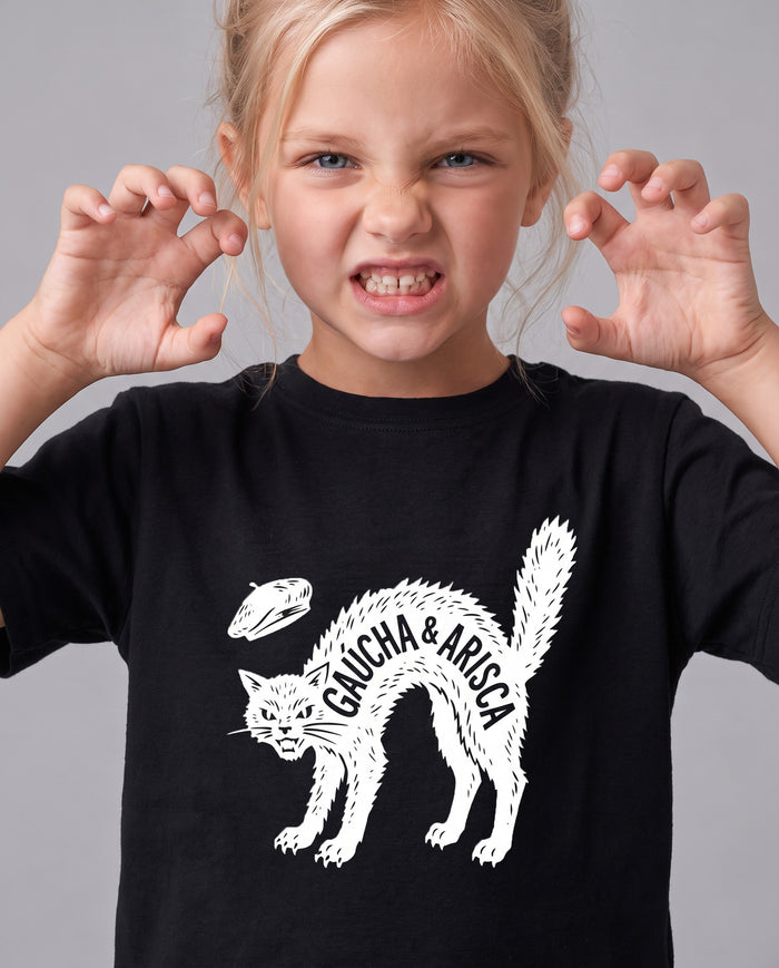 Menina fazendo garras com as mãos, vestindo a camiseta infantil Gaúcha & Arisca na cor preta