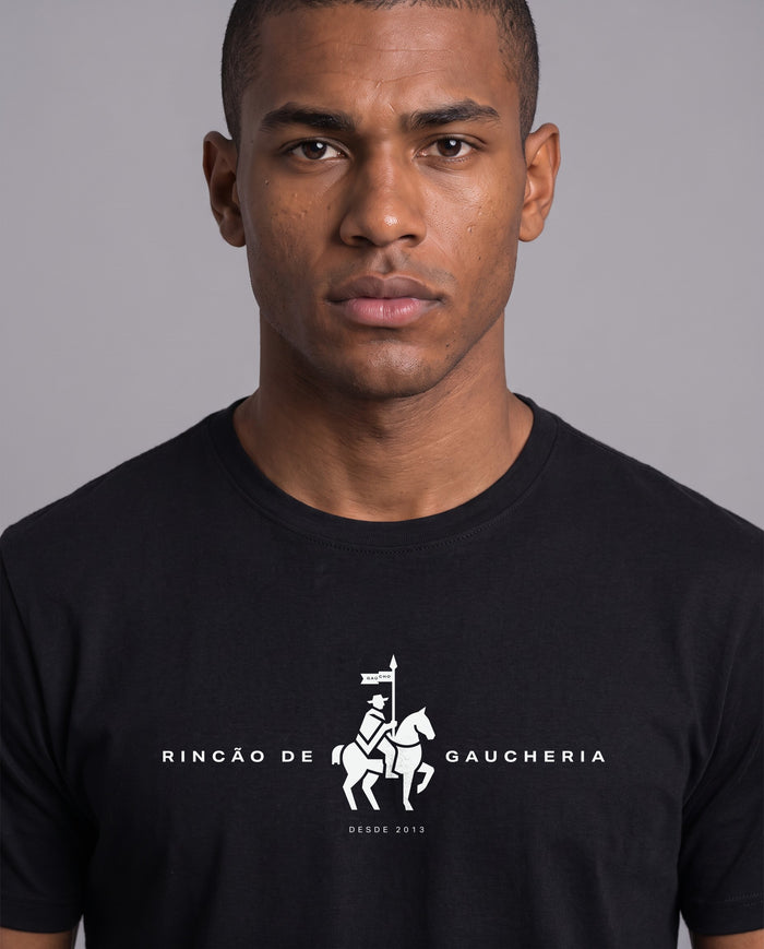 Homem vestindo a camiseta O Lanceiro, Lá do Rincão, modelagem masculina, na cor preta