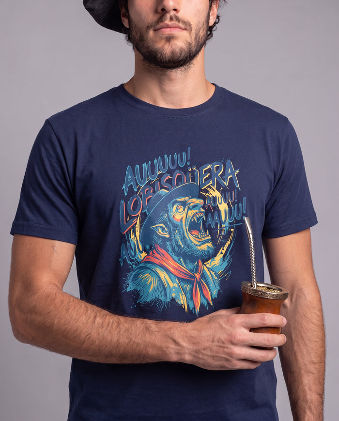 Homem segurando uma cuia de chimarrão, vestindo a Camiseta O Uivo do Lobisqüera em algodão peruano, modelagem masculina, na cor marinho