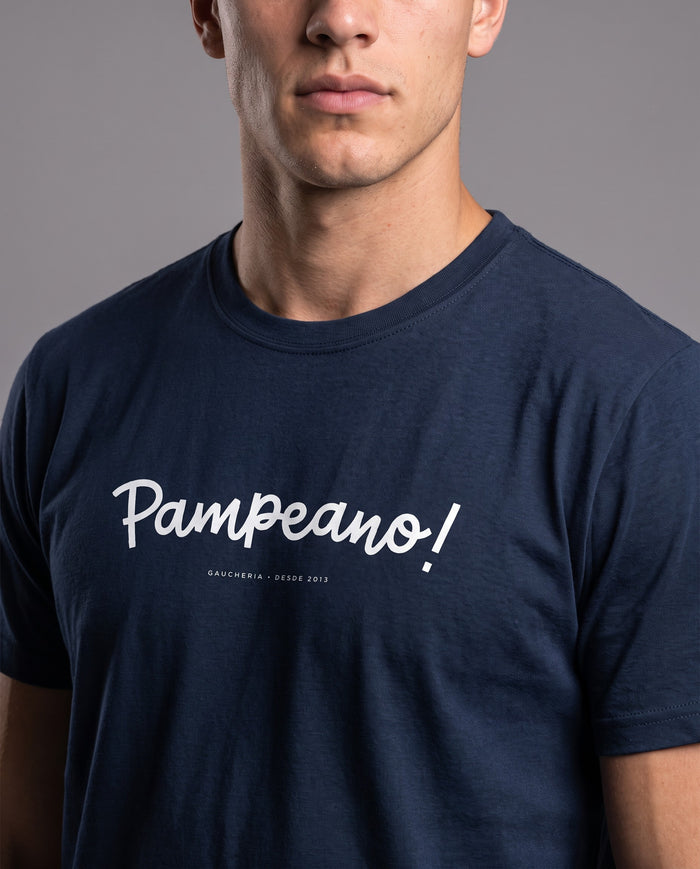 Homem vestindo a Camiseta Pampeano da linha Marca de Fala, modelagem masculina, na cor marinho