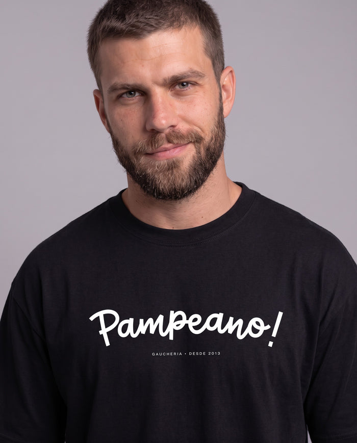 Close do homem vestindo a Camiseta Pampeano da linha Marca de Fala, modelagem oversized unissex, na cor preta