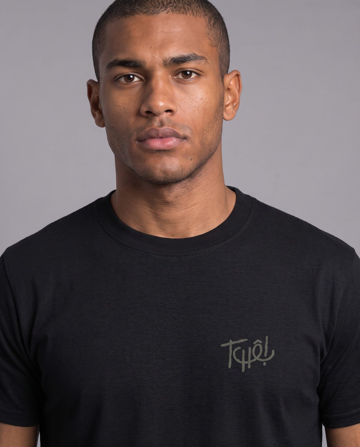 Homem vestindo a camiseta Tchê da Série Sem Alarde, modelagem masculina, na cor preta