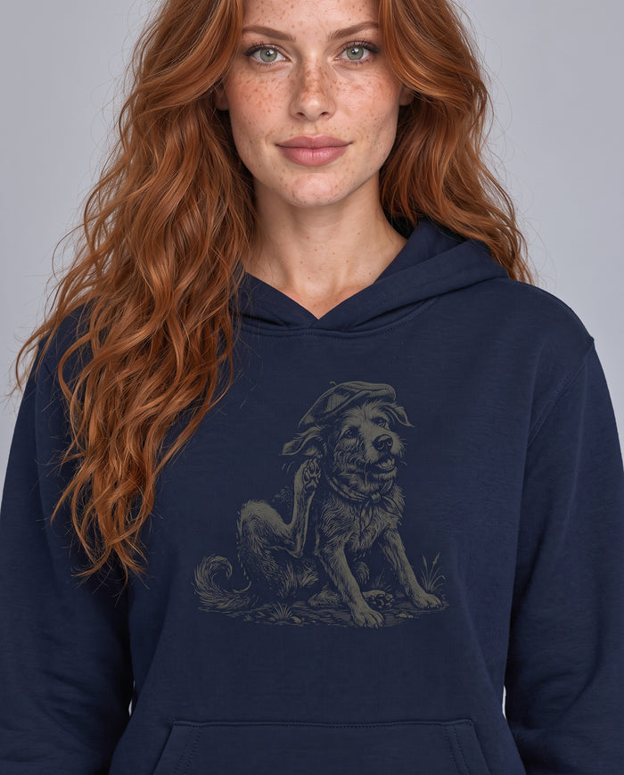 Mulher ruiva vestindo o Hoodie Cusco Gaúcho da linha Identidade de Campo na cor marinho