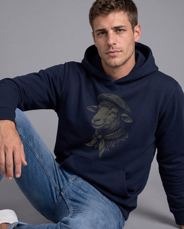 Homem sentado no chão vestindo o Hoodie Ovelha Crioula da linha Identidade de Campo na cor marinho
