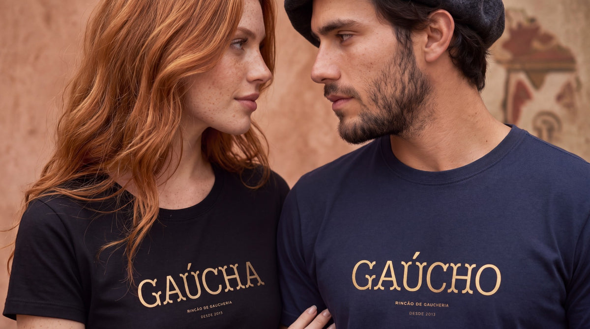 Casal se olhando, com as camisetas Gaúcha, preta, e Gaúcho, azul-marinho, da Gaucheria
