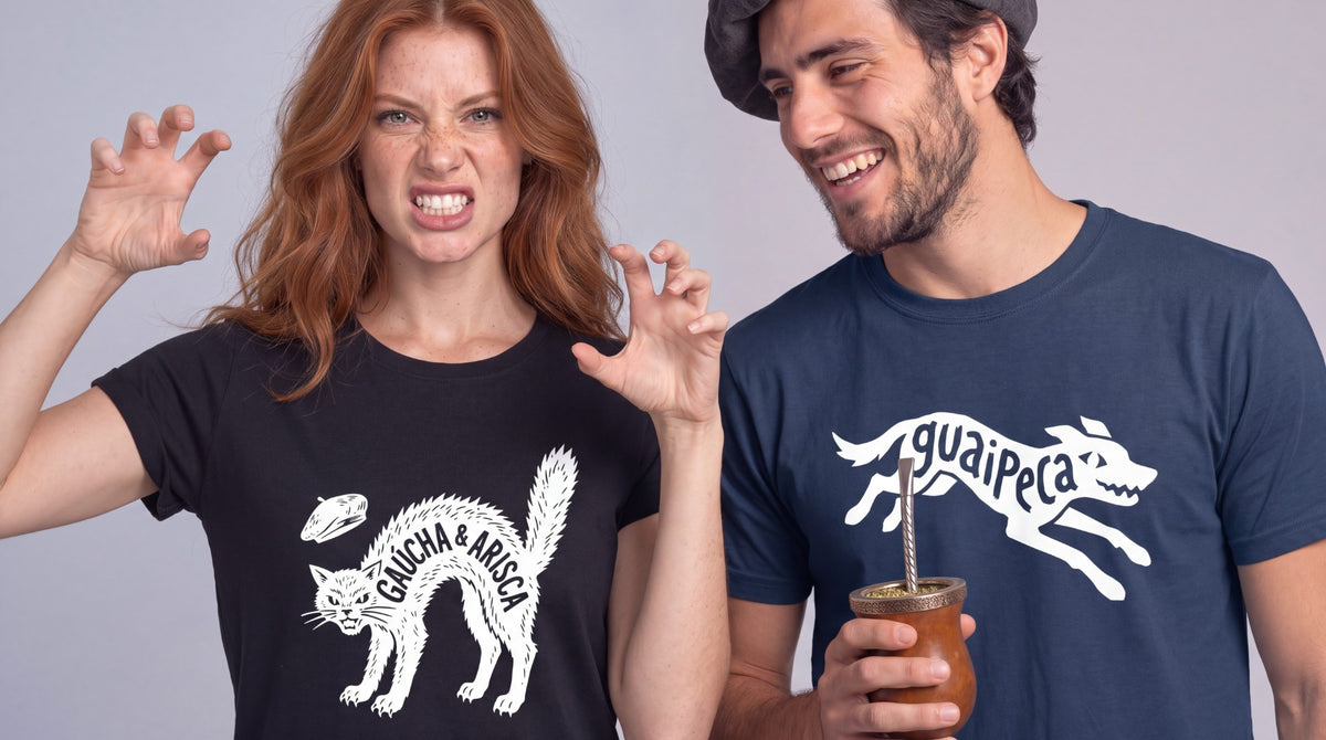 Casal com as camisetas Gaúcha e Arisca e Guaipeca, da coleção Marca de Fala