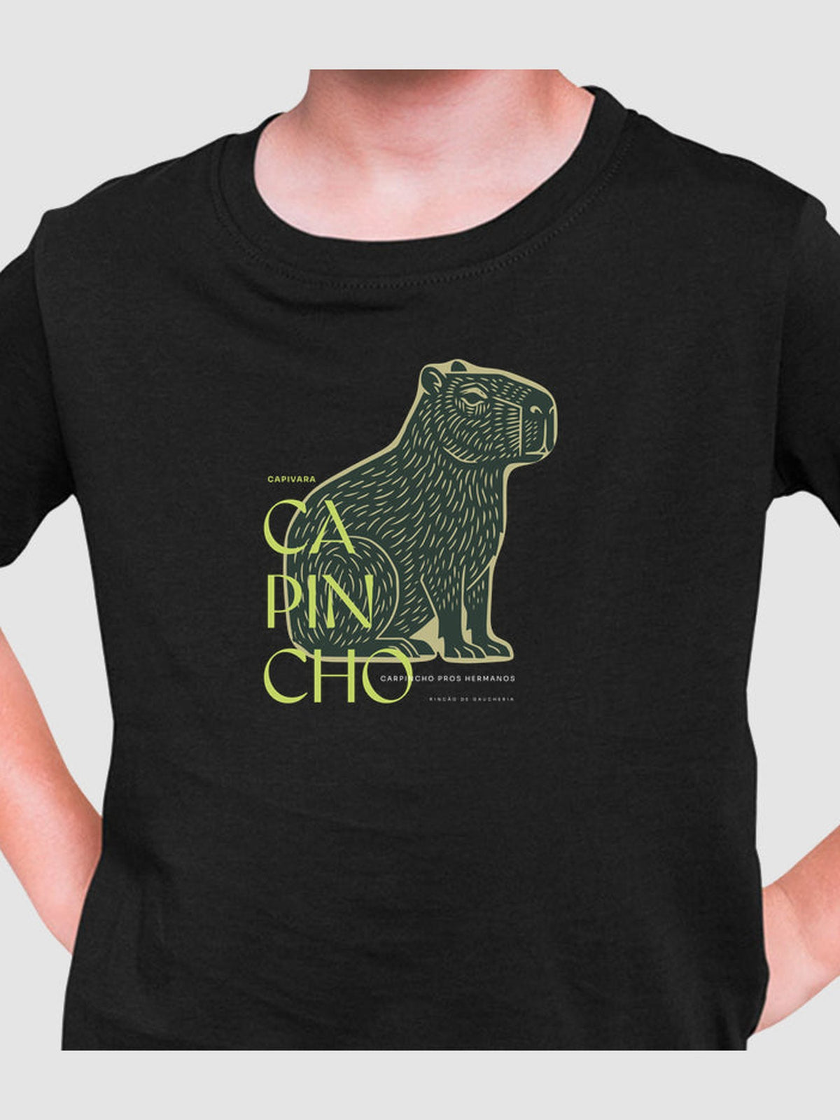 Criança vestindo a Camiseta Capincho infantil, com a estampa do capincho