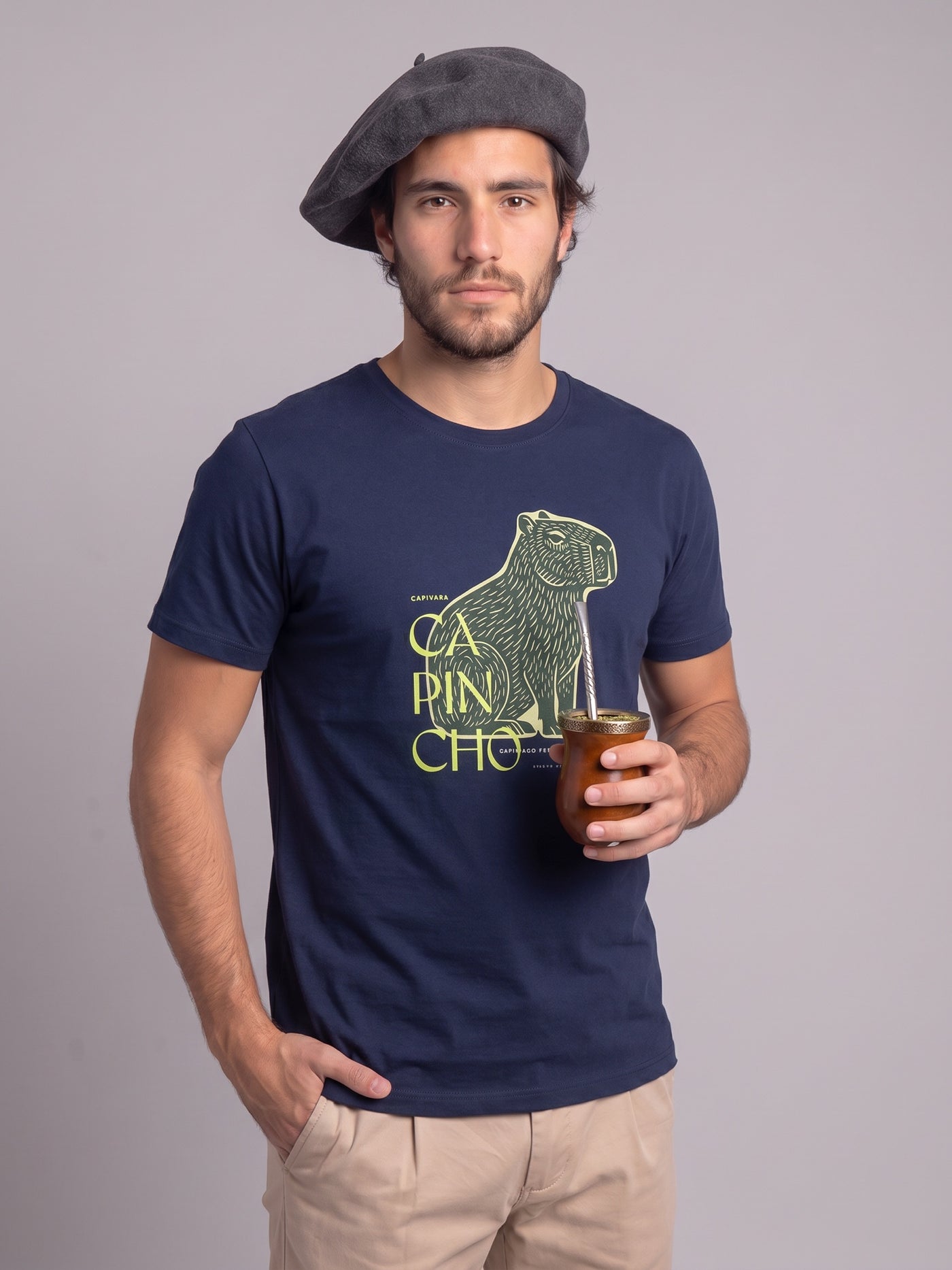 Camiseta Capincho azul marinho, modelagem masculina, com boina e cuia de mate