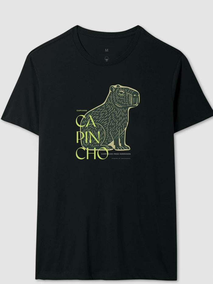 Camiseta preta com a estampa do capincho, modelagem masculina, em algodão peruano
