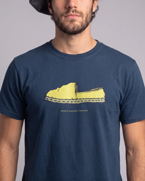 Camiseta Alpargata azul marinho, com boina
