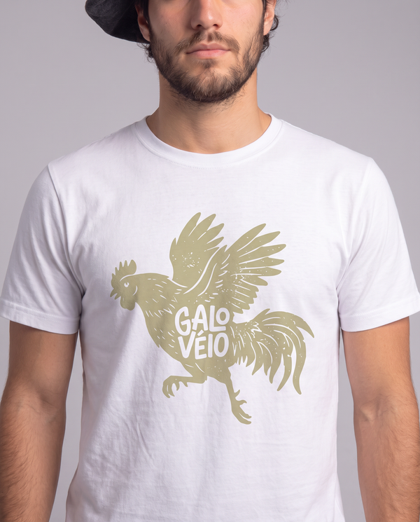 Homem vestindo a camiseta Galo Véio branca
