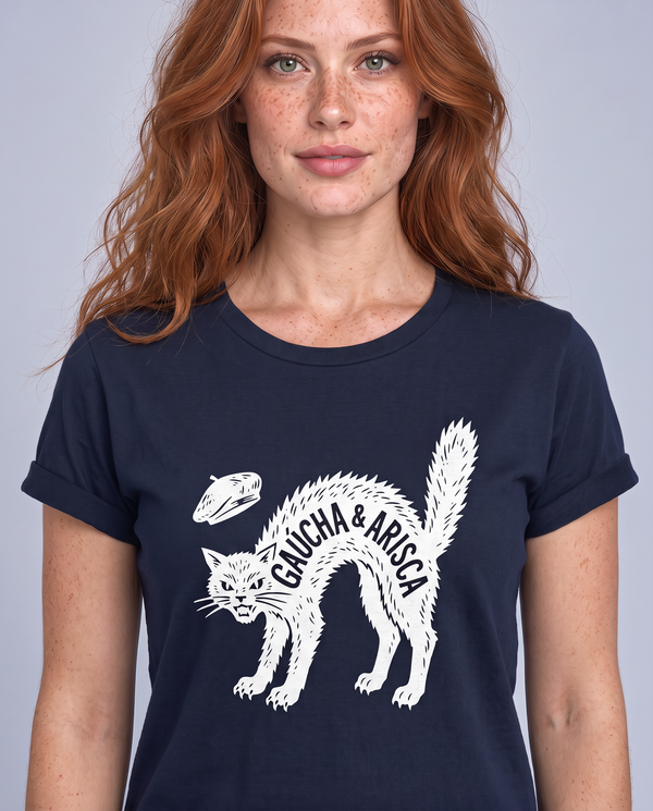 Mulher ruiva vestindo a camiseta Gaúcha & Arisca azul marinho