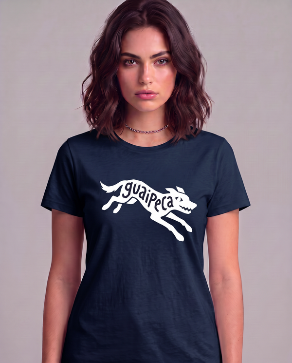 Mulher vestindo a camiseta Guaipeca azul marinho