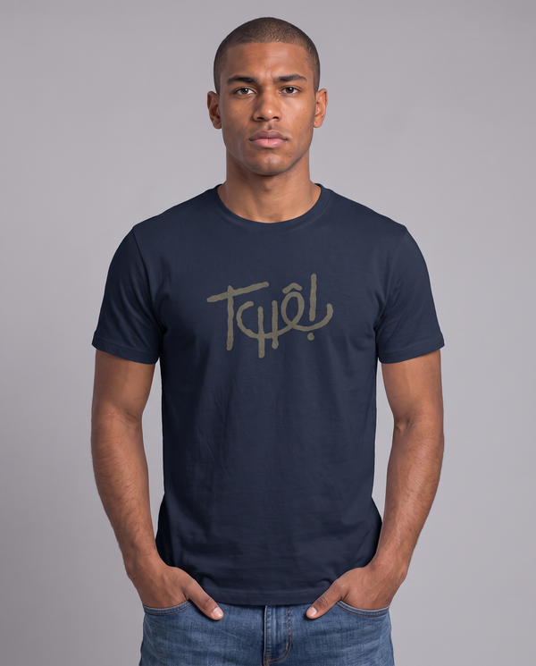 Homem vestindo a camiseta Tchê! azul marinho