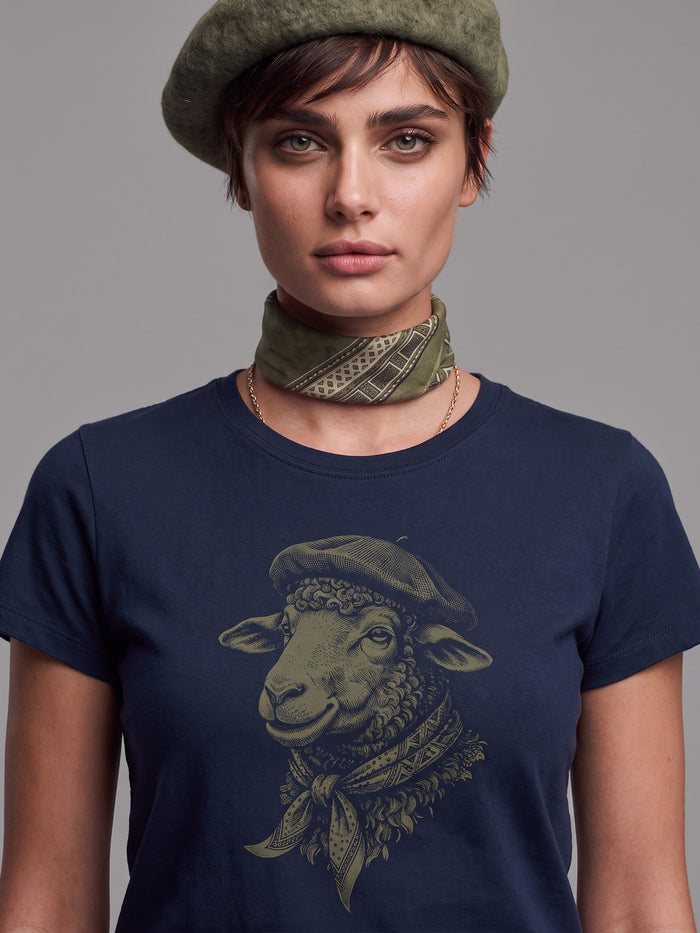 Camiseta Ovelha Crioula azul marinho, modelagem feminina, com boina e lenco verde